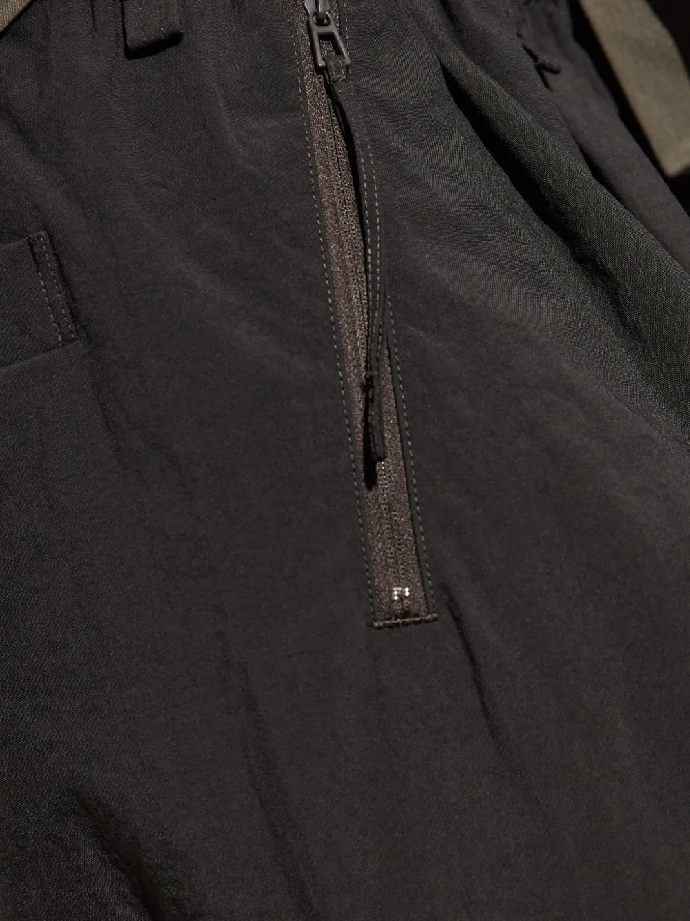 Homme Plissé Issey Miyake Broek met ritsdetail Zwart