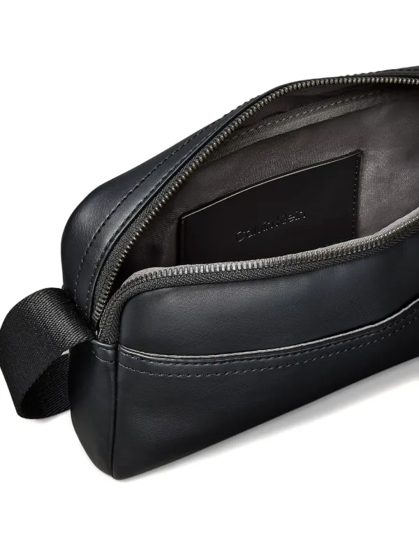 Calvin Klein ロゴエンボス ショルダーバッグ | ブラック | FARFETCH JP