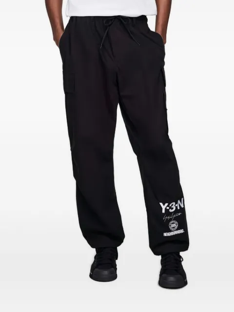 Y-3 pantalones cargo con logo estampado en colaboración con Neighborhood