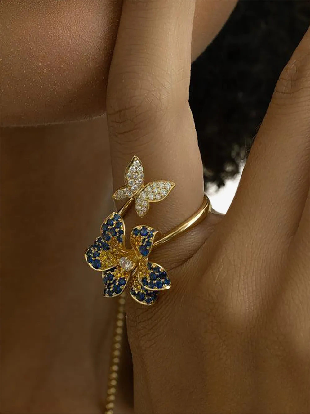 Lisa Nik 18K yellow gold butterfly-motif sapphire ring | Image 2