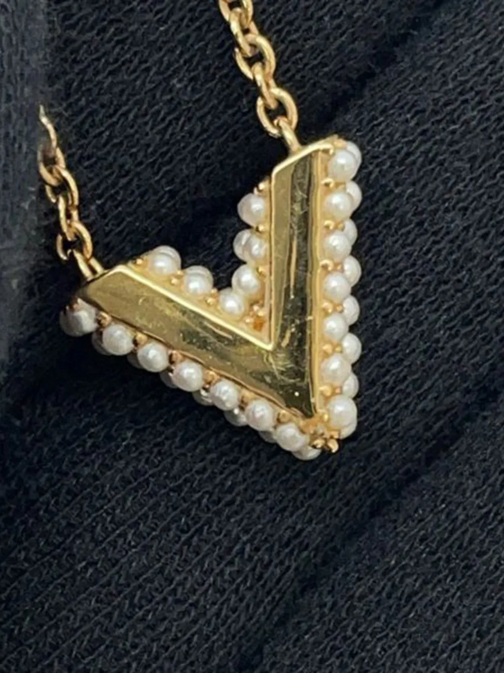 Pre-owned Louis Vuitton 2020 Gold Plated Essential V Pearl Necklace Costume Necklace