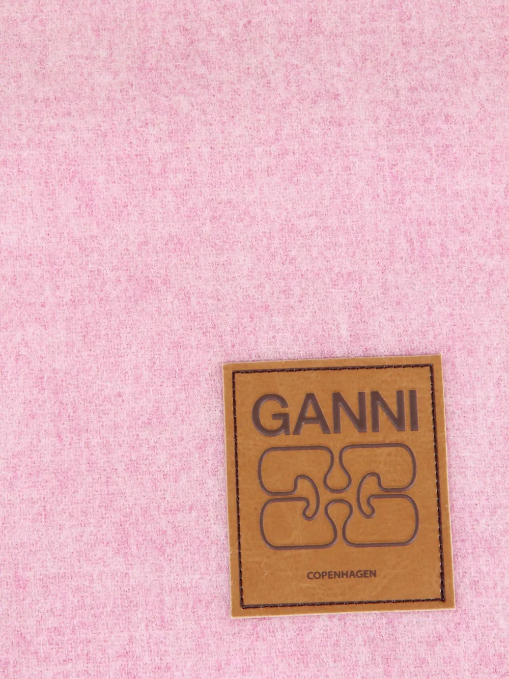 GANNI logo-patch fringed scarf - Roze