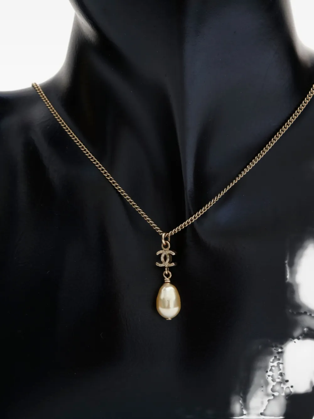 Pre-owned Chanel Signature Interlocking Cc Logo Pearl Necklace In Gold