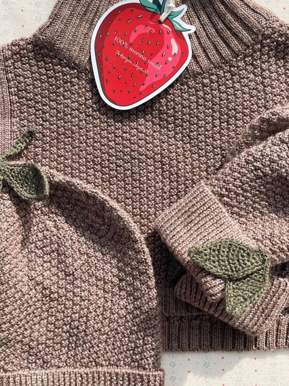 Konges Sløjd Muts met bladerdetail Bruin