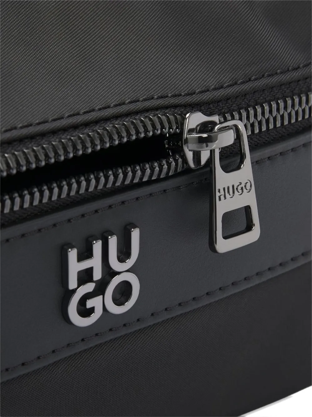 Hugo Boss Logo-plaque Shoulder Bag In Black