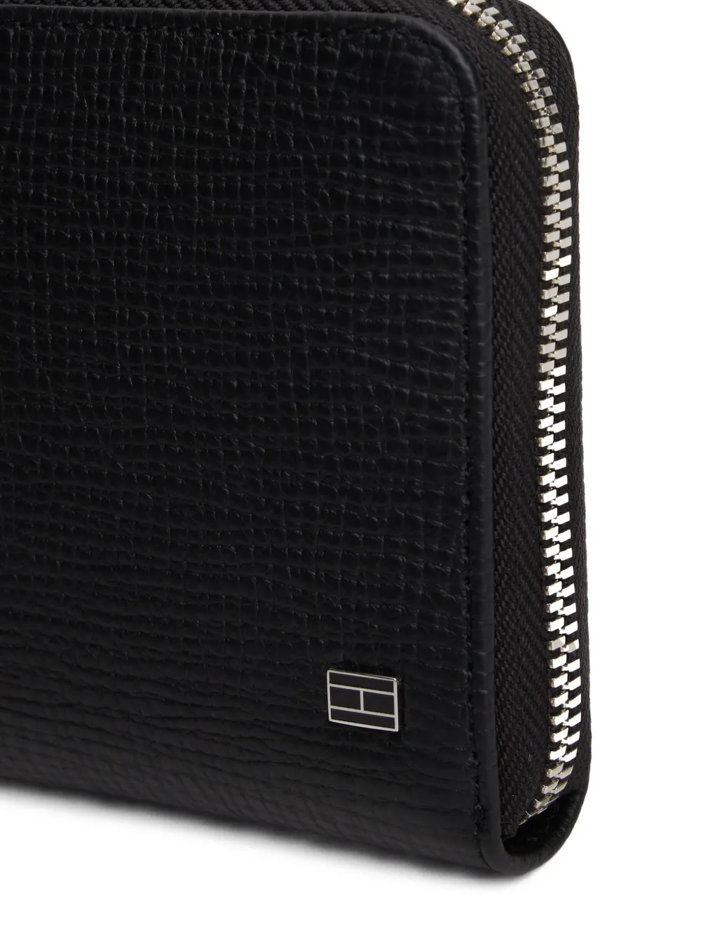Tommy Hilfiger Zipped Leather Wallet In Black