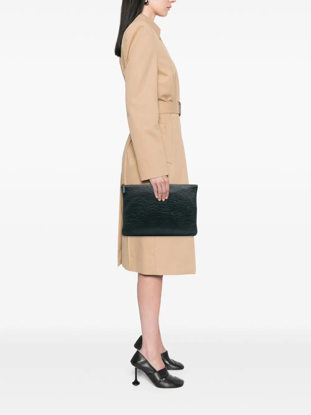 CHANEL Pre-Owned 2013-2014 große Camellia O Case Clutch mit CC-Prägung | Pre-owned & Archive | Image 2