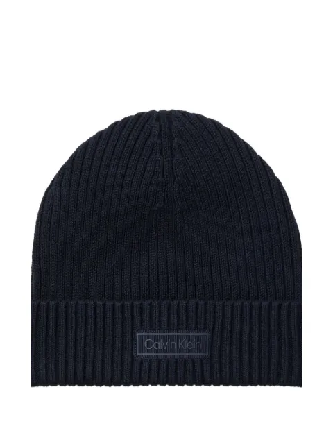 Calvin Klein طاقية منسوجة مضلعة بشارة شعار الماركة