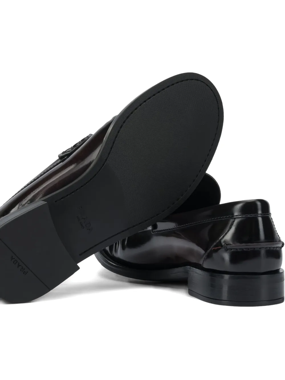 Prada Loafers met logo-reliëf Zwart