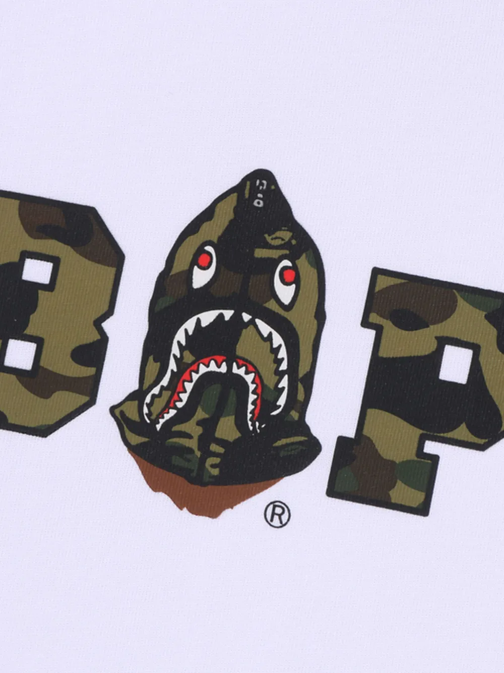 A BATHING APE® playera con estampado militar | Playeras | Image 2