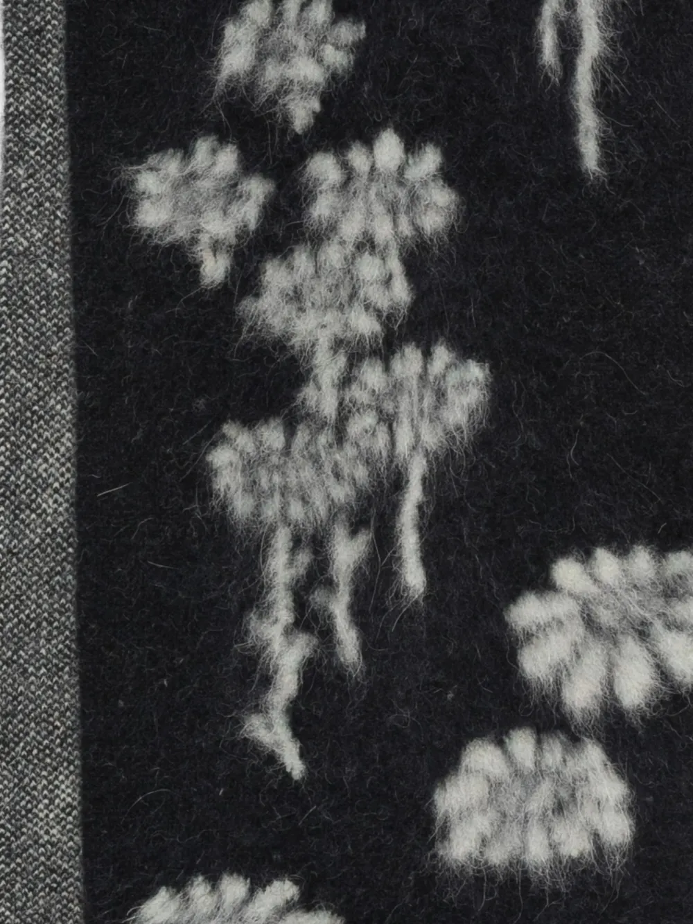 032c Melting Daisies Scarf In Black