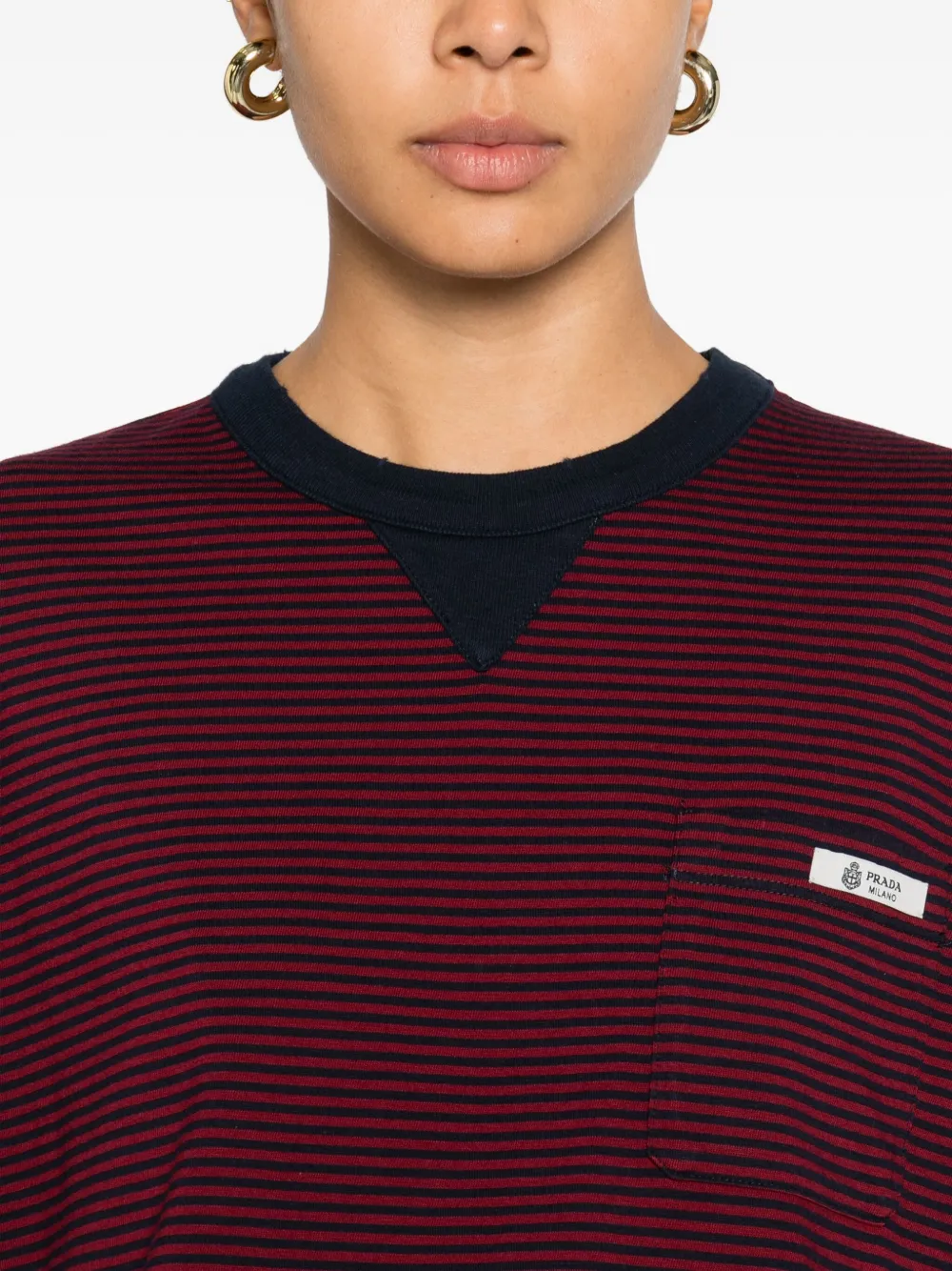 Prada T-shirt met gestreepte zak Rood