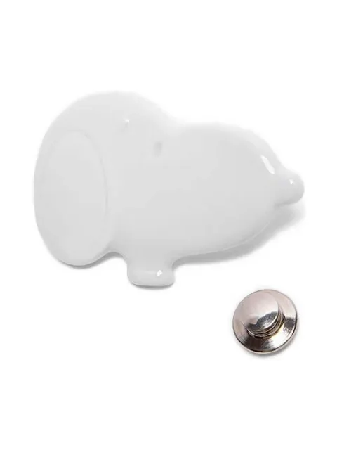 Andres Gallardo prendedor con motivo Snoopy en colaboración con Peanuts