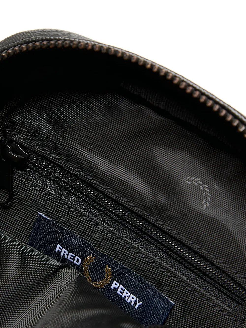 Fred Perry Scotchgrain Leather Side Bag In Black
