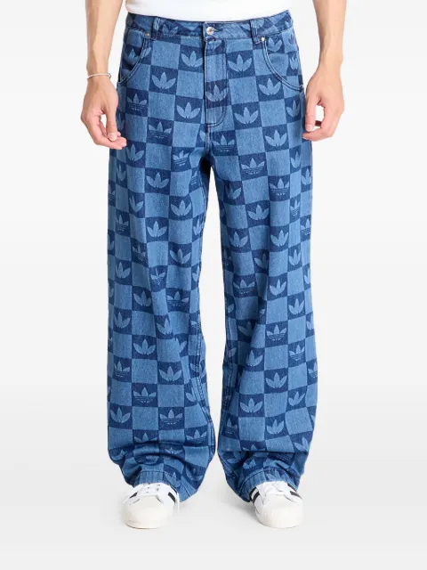 adidas jeans con monograma estampado