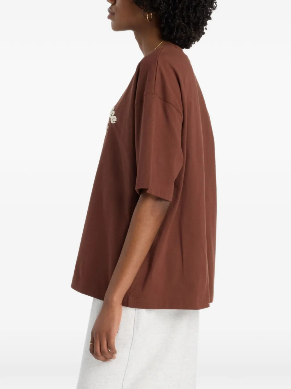 New Balance Linear Heritage T-shirt met logoprint Bruin