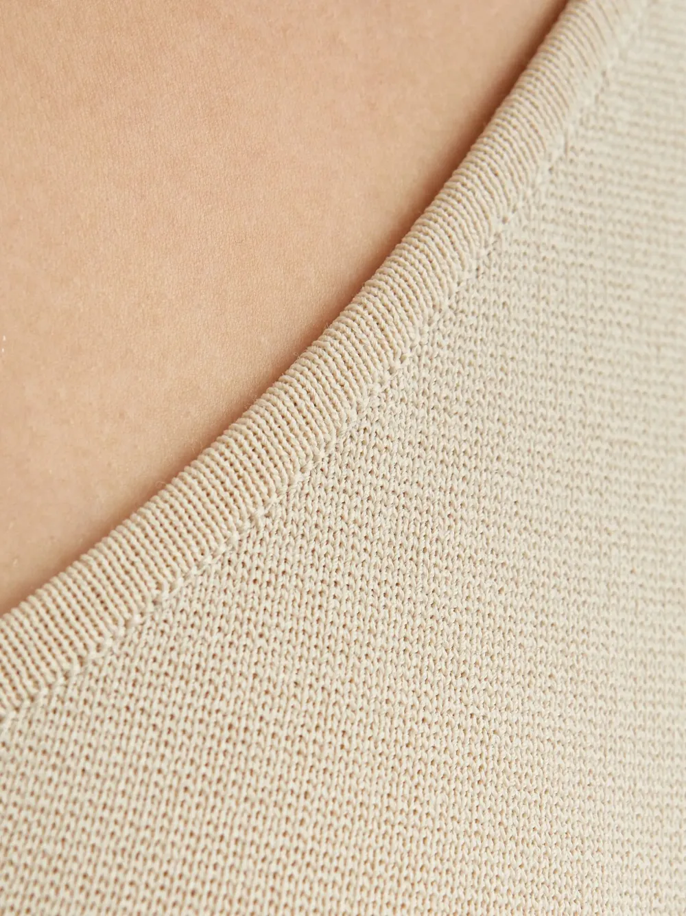 GAUGE81 Arriba midi-jurk met asymmetrische hals Beige