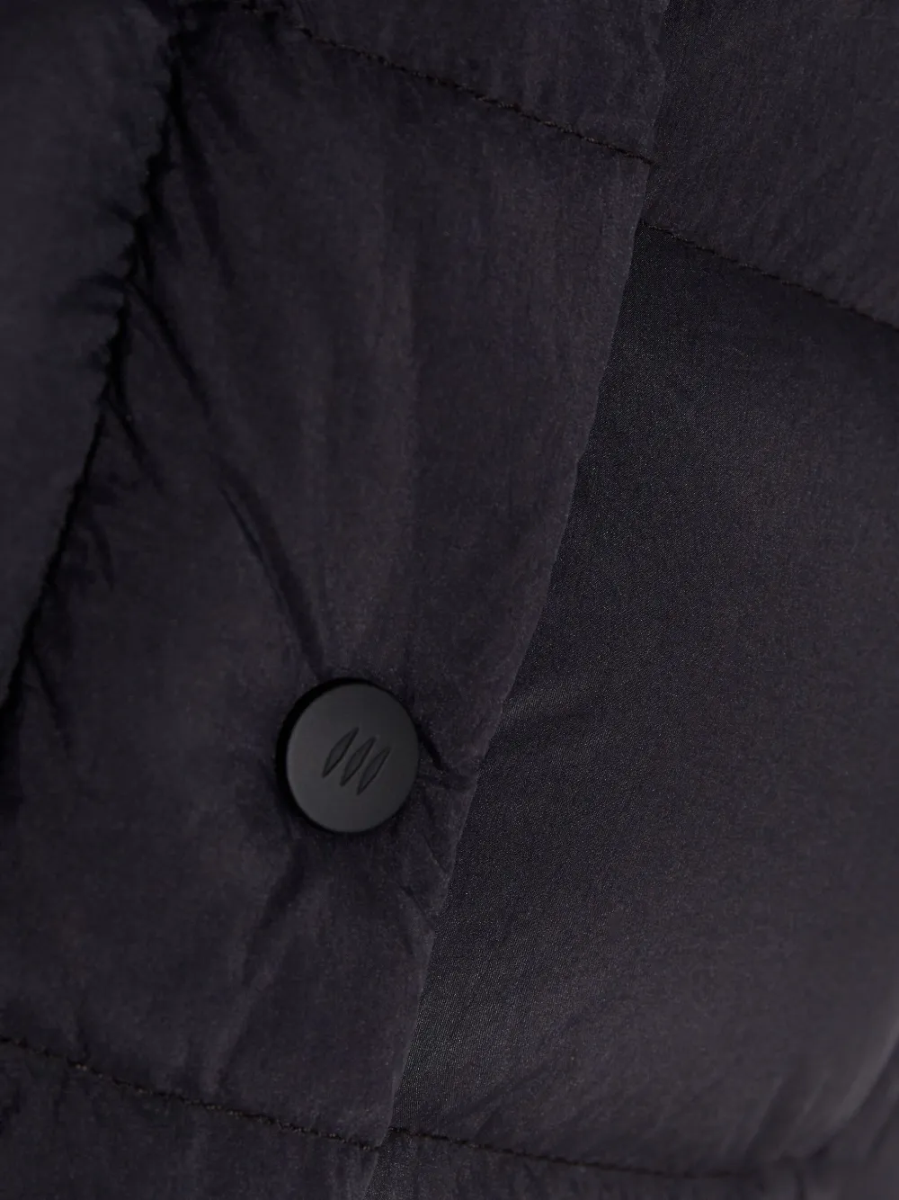 Hetregò Quilted-design Coat In Black