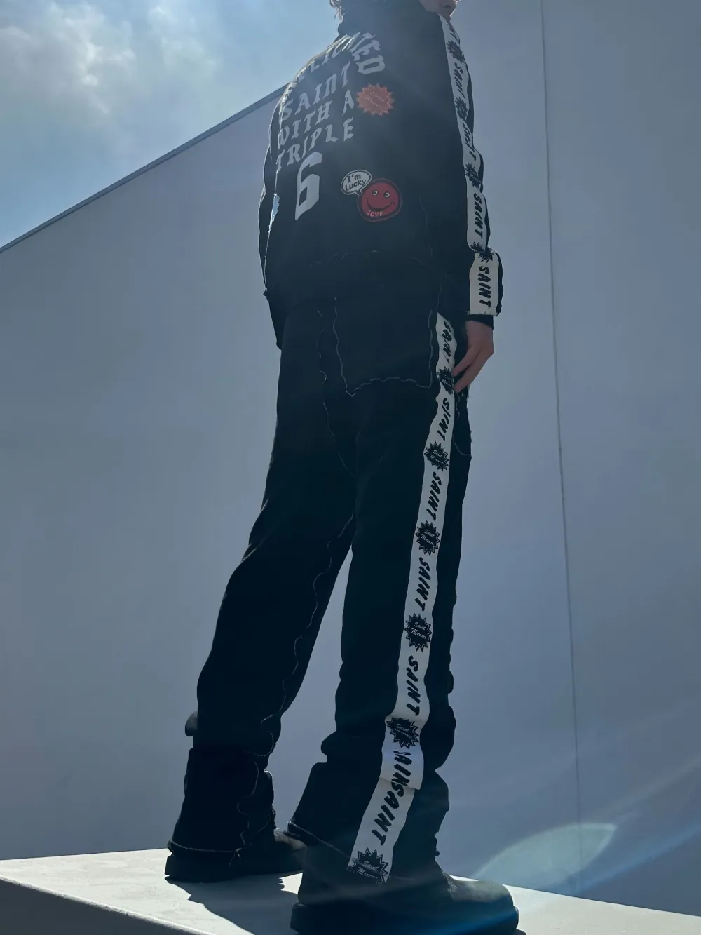 SAINT MXXXXXX x A LOVE MOVEMENT hoodie met applicatie Zwart