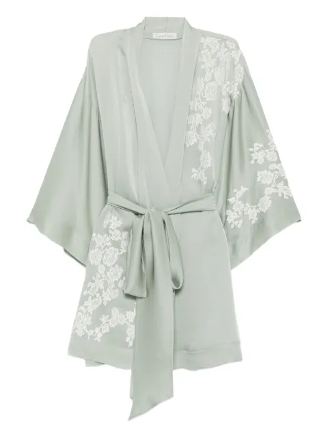 Carine Gilson bata con detalle de encaje