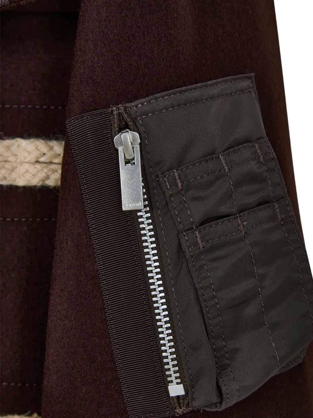 sacai Jack met capuchon en houtje-touwtje sluiting Bruin