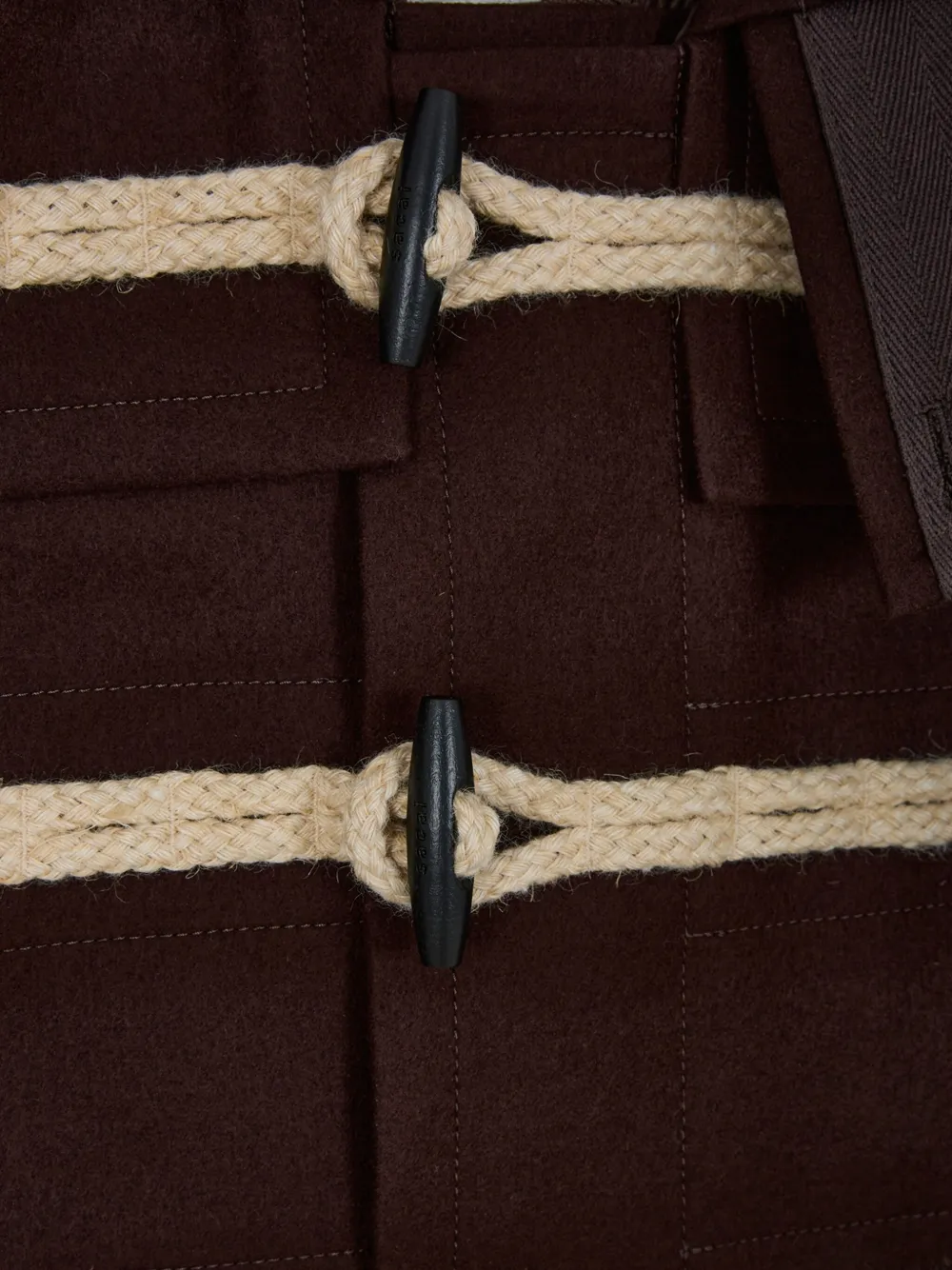 sacai Jack met capuchon en houtje-touwtje sluiting Bruin