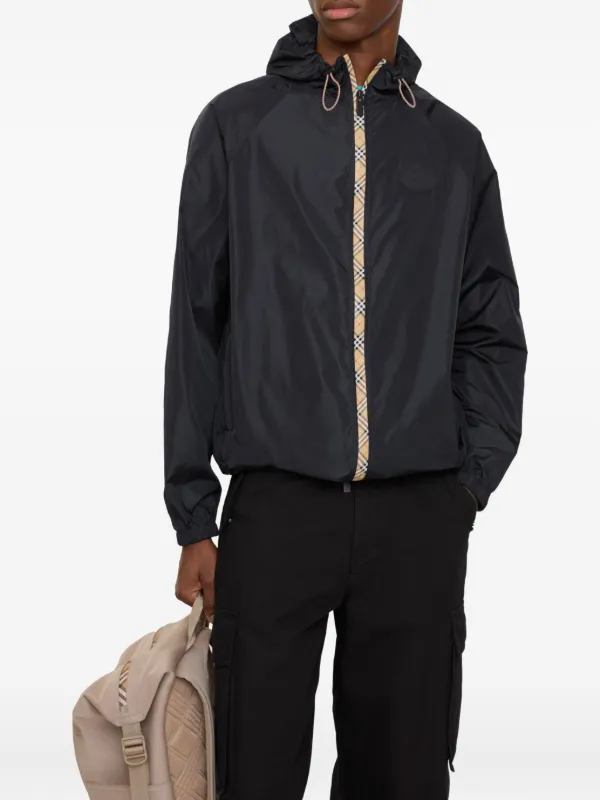 BURBERRY バーバリー WINDBREAKER HARROGATE WITH HIDDEN HOOD EKDロゴパッチ ナイロンジャケット 8067470 L BLACK アウター【中古】【BURBERRY】 Burberry logo-patch Hooded Jacket | Blue | FARFETCH