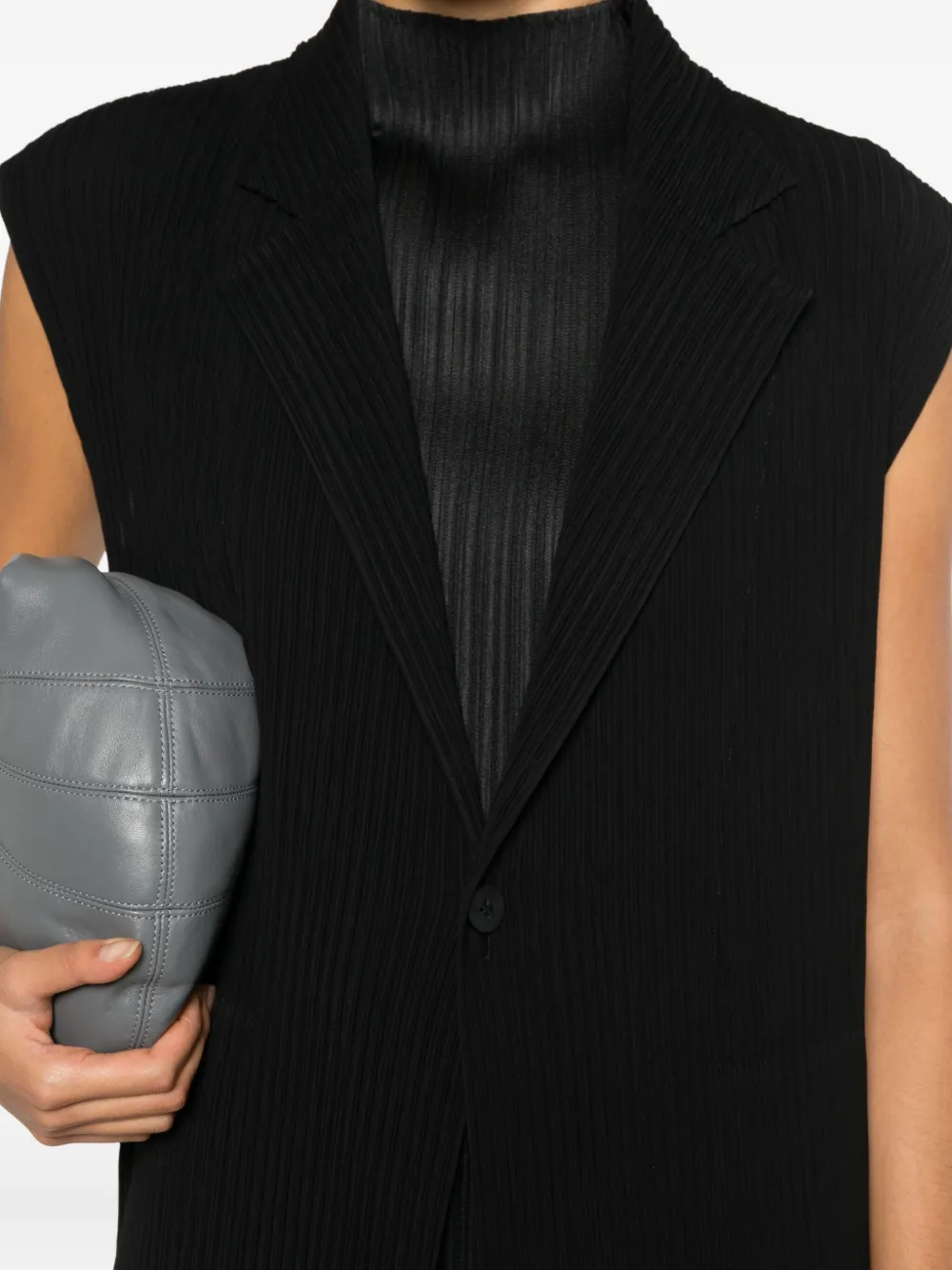 Issey Miyake Hatching Sleeveless Coat In Black