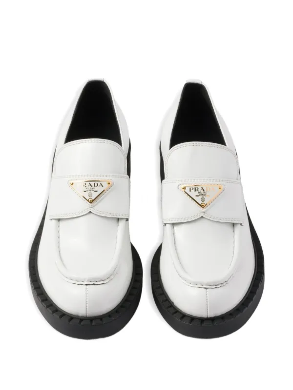 Prada エナメルレザーローファー | ホワイト | FARFETCH JP Prada エナメルレザーローファー | ホワイト | FARFETCH JP