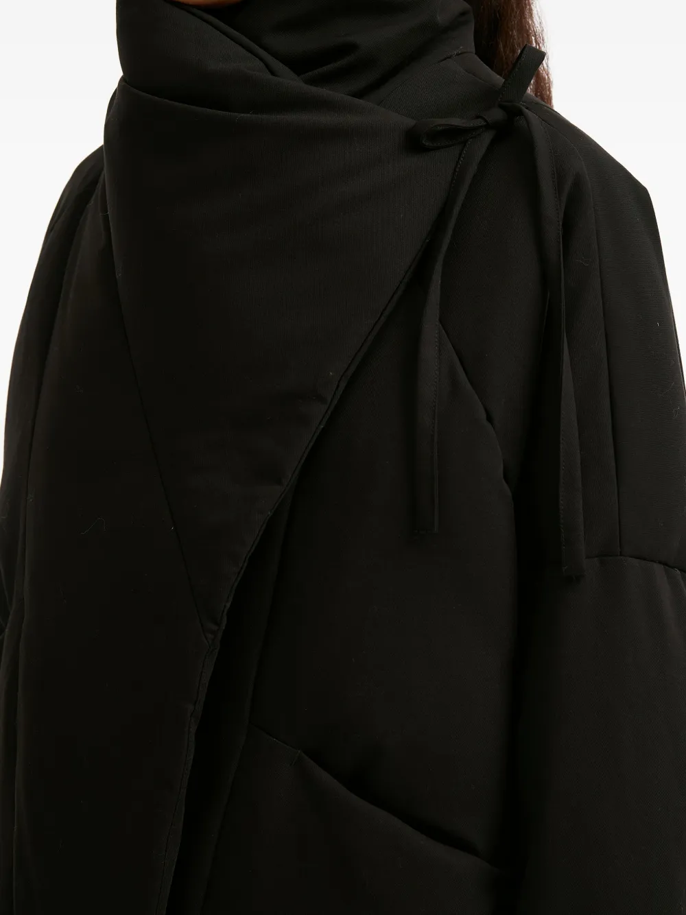 b+ab Jack met gestrikt detail en hoge hals Zwart