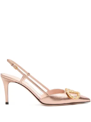 VALENTINO ゴールドのロゴバックルが特徴のスリングバックパンプス。 Valentino Garavani Vロゴ シグネチャー 80mm スリングバック パンプス