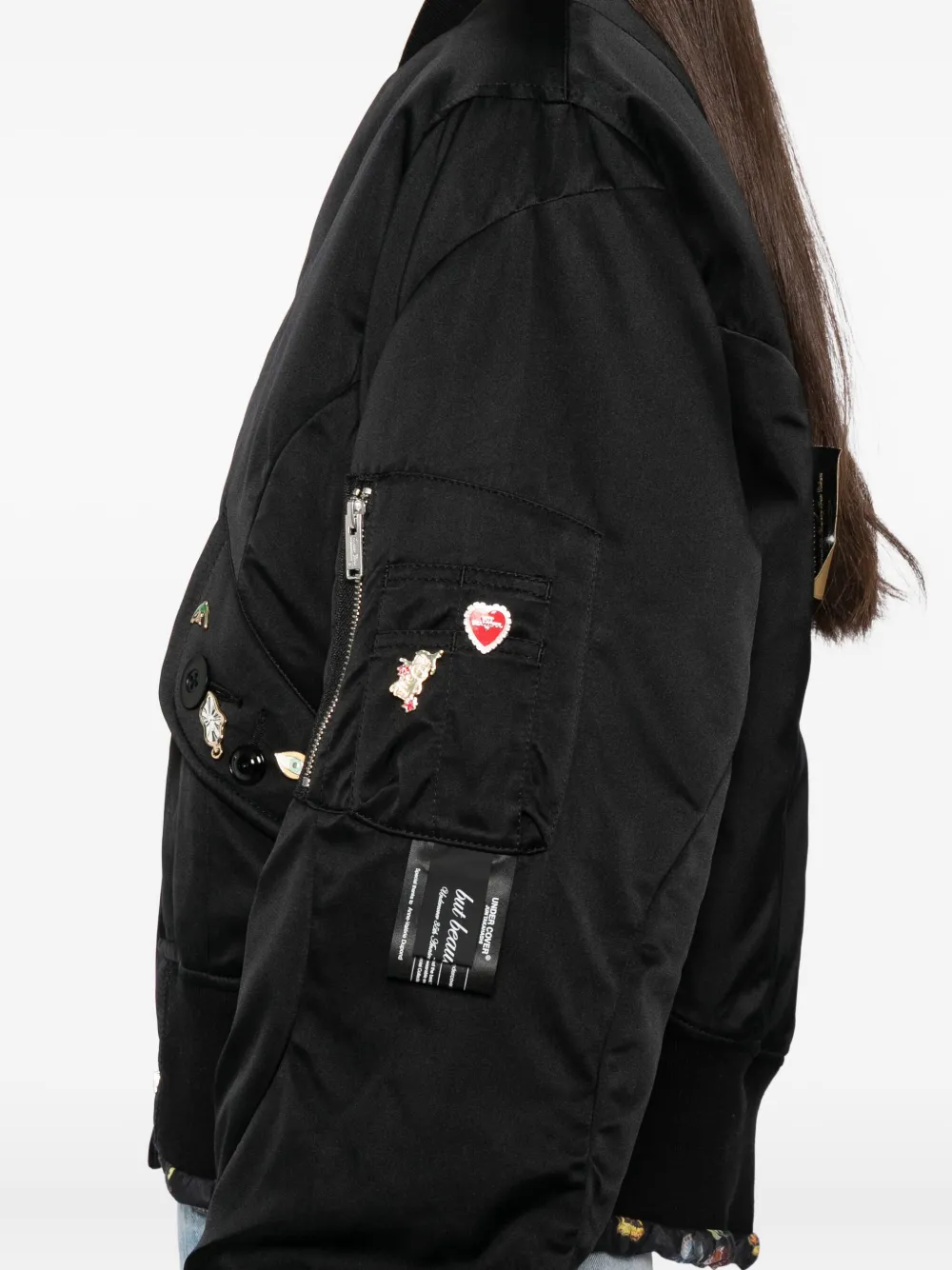 徽章缀饰夹克