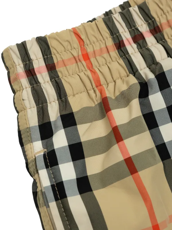 BURBERRY キッズ コントラスト チェック ストレッチナイロン ビキニ Burberry Kids check-pattern Swim Shorts | Neutrals | FARFETCH