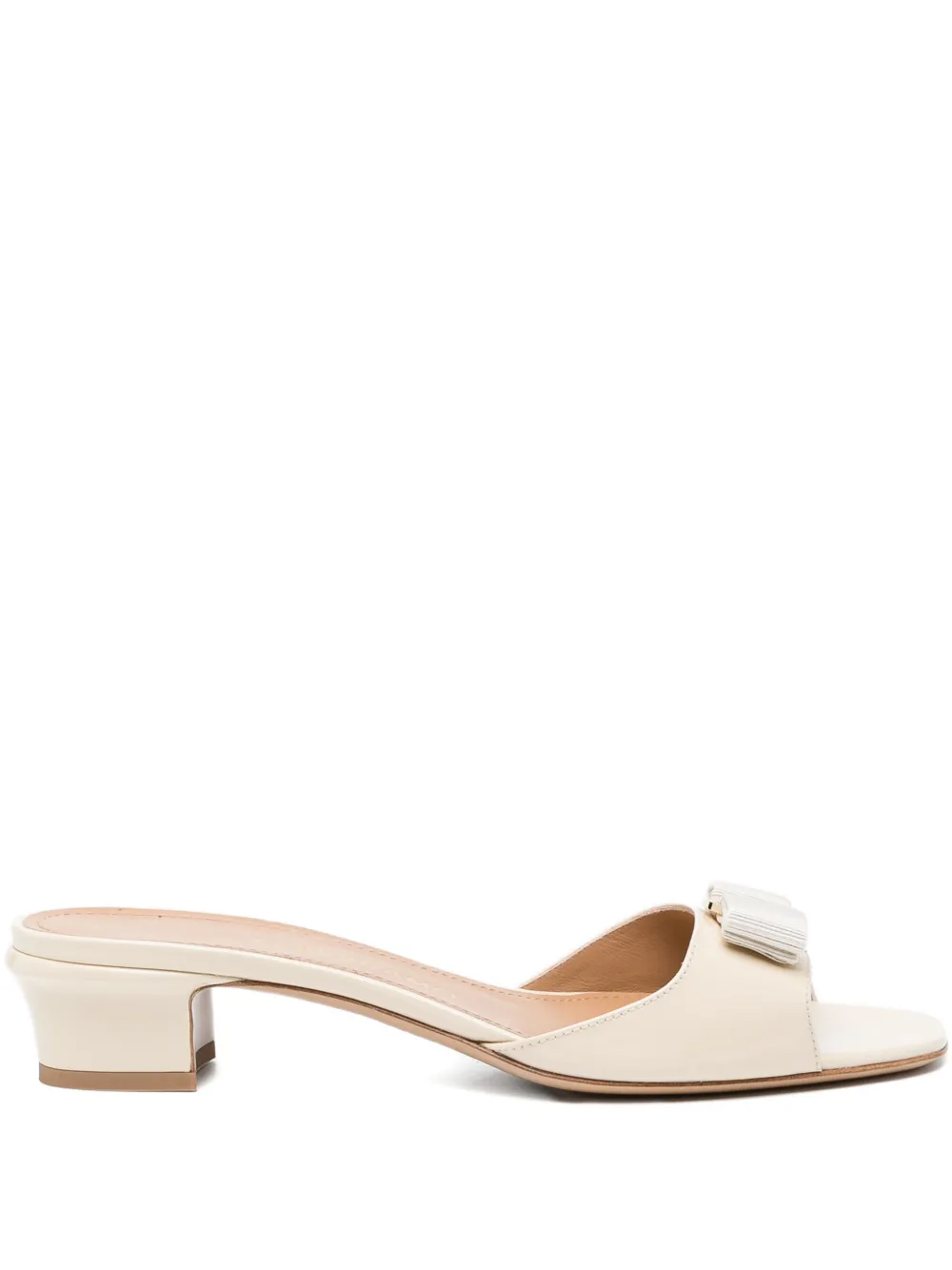 Ferragamo 40 mm Vara sandalen met strik Beige