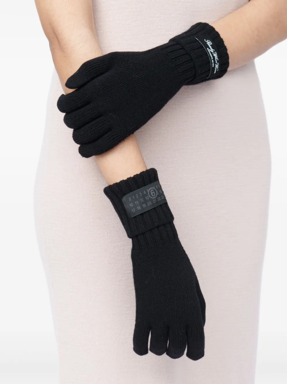 Mm6 Maison Margiela Ribbed-cuff Logo-patch Gloves In Black