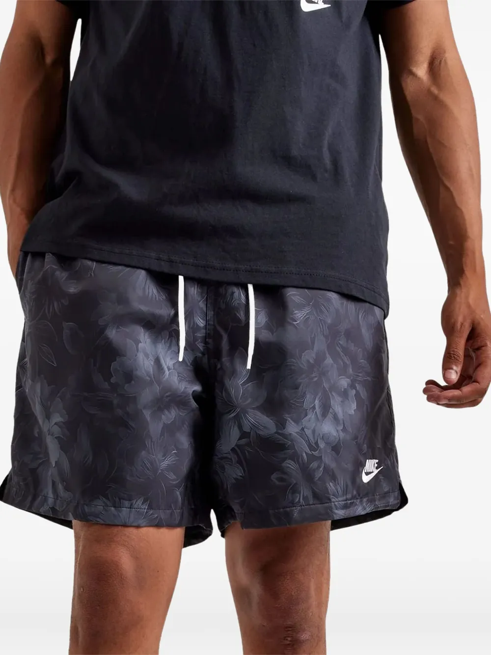 Nike floral Club Flow shorts - Zwart