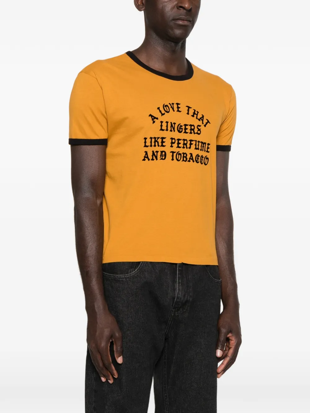 Second Layer A Love That Lingers T-shirt met tekst Geel