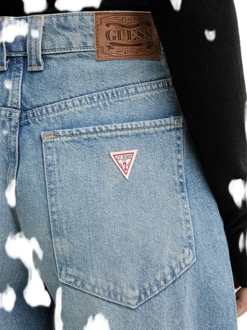Guess Usa Logo-patch Jeans In Blue