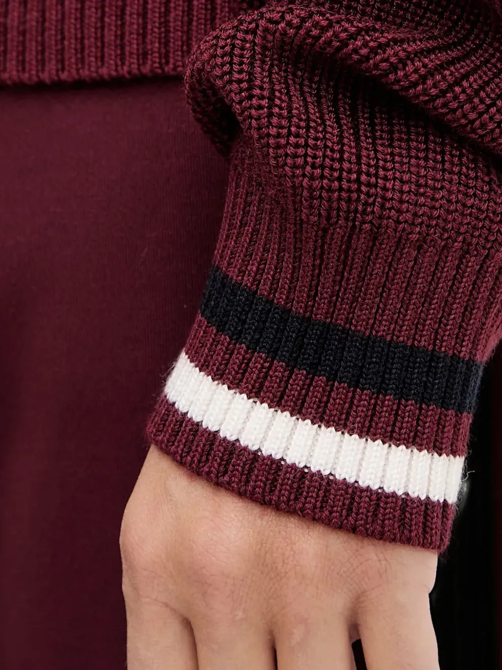GUESS USA Gestreepte trui met V-hals Rood
