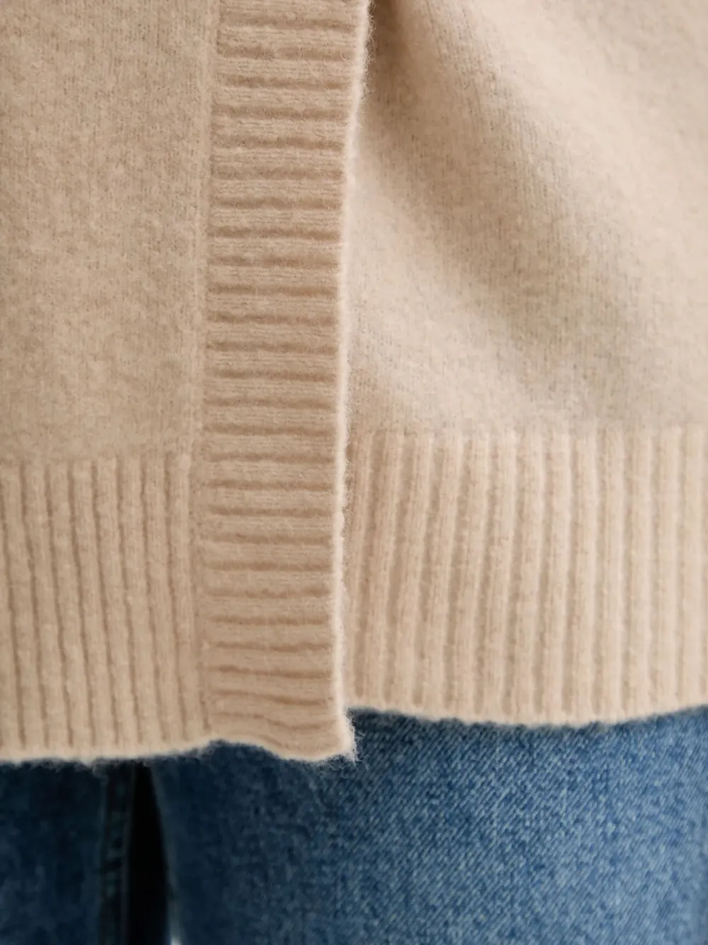 Isabelle Blanche Vest met V-hals Beige