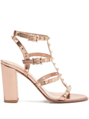 Valentino Garavani ロックスタッズ サンダル | ブラウン | FARFETCH JP