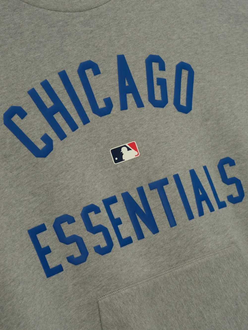 FEAR OF GOD ESSENTIALS x MLB Cubs sweater met ronde hals en grafische print Grijs