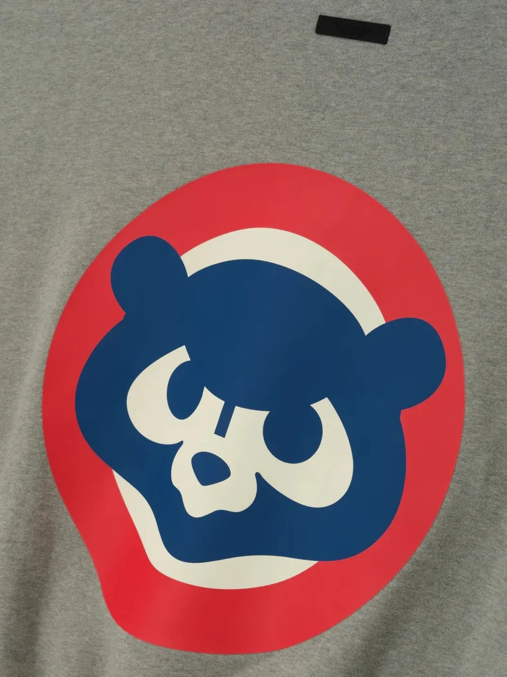 FEAR OF GOD ESSENTIALS x MLB Cubs sweater met ronde hals en grafische print Grijs