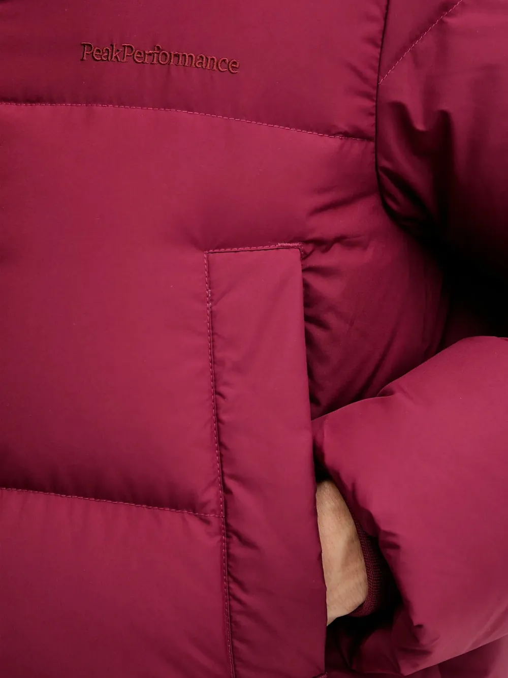 Peak Performance Gewatteerd jack met capuchon Rood
