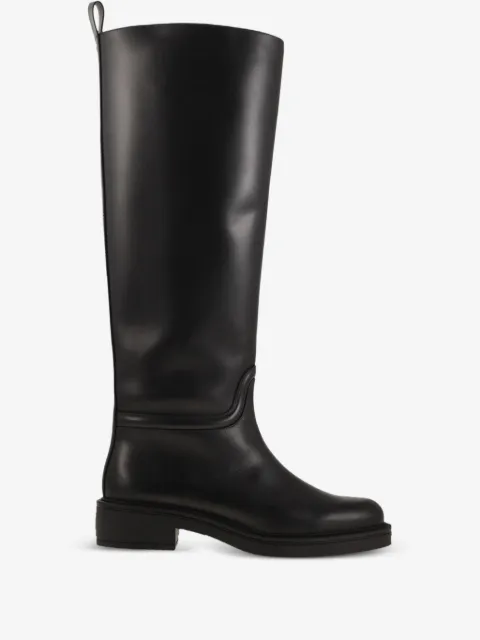 Stuart Weitzman Bota Celia de couro com salto 40mm
