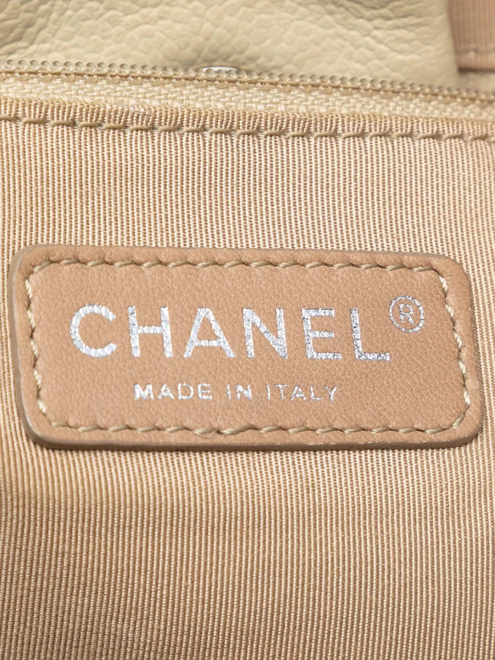 CHANEL Pre-owned 2010-2011 Cc Quilted Caviar Expandable Tote Bag In White