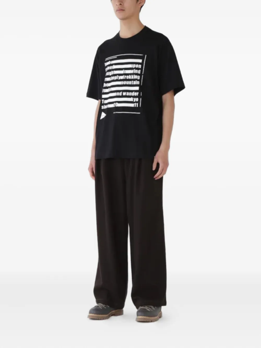 And Wander graphic-print T-shirt - Zwart