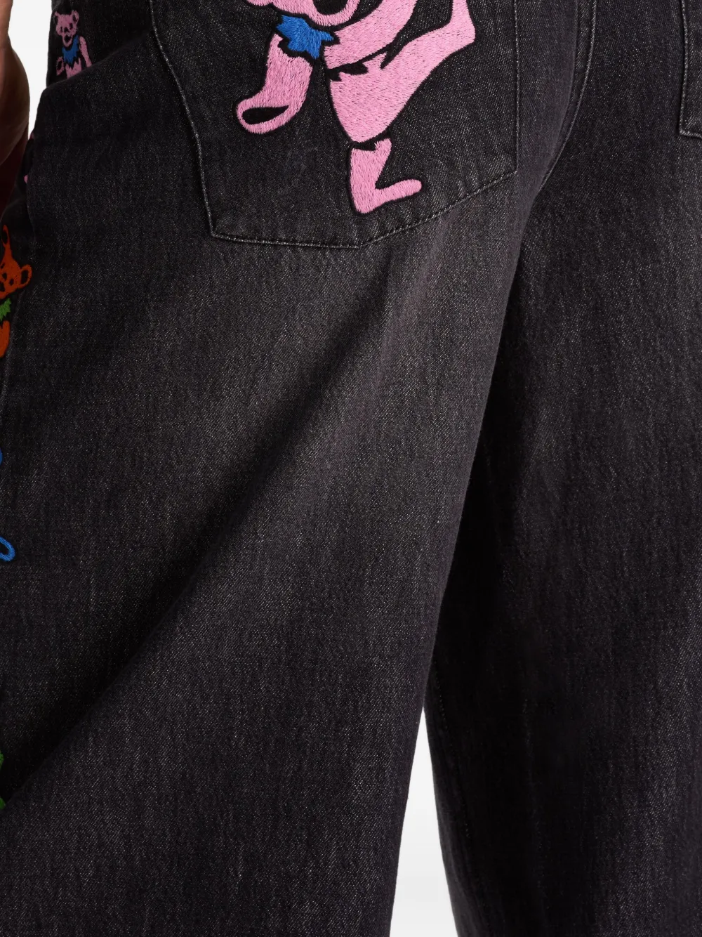 Alice And Olivia Amazing Embroidered-patches Jeans In Black