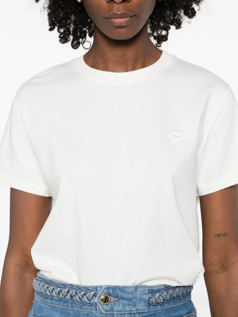 Maje T-shirt met klein geborduurd logo Wit