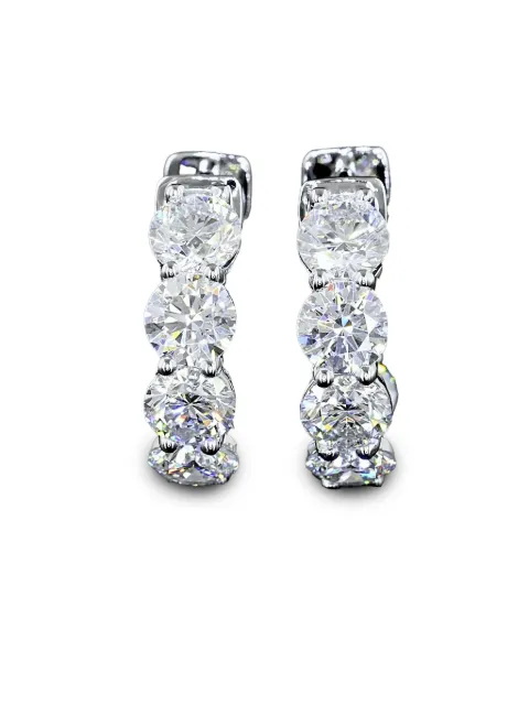 Jewels Aficionado aretes huggie en oro blanco de 14kt 
